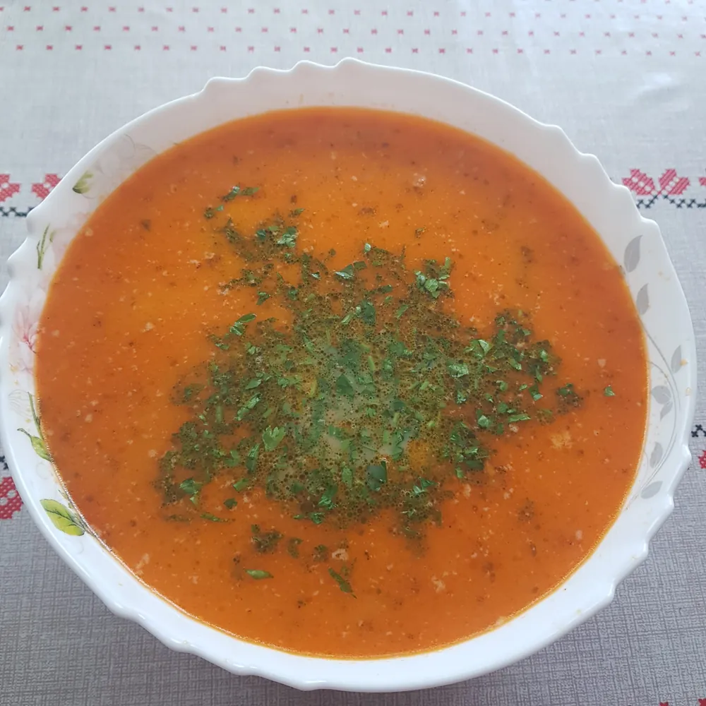 Ciorbă de casă cu verdețuri, servită la punctul gastronomic din Breb