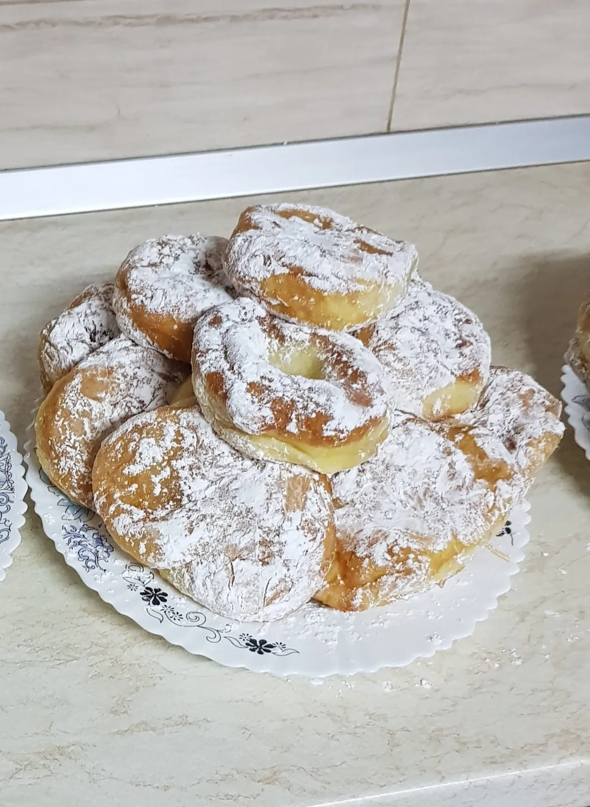Gogoși pufoase cu zahăr pudră, desert de casă