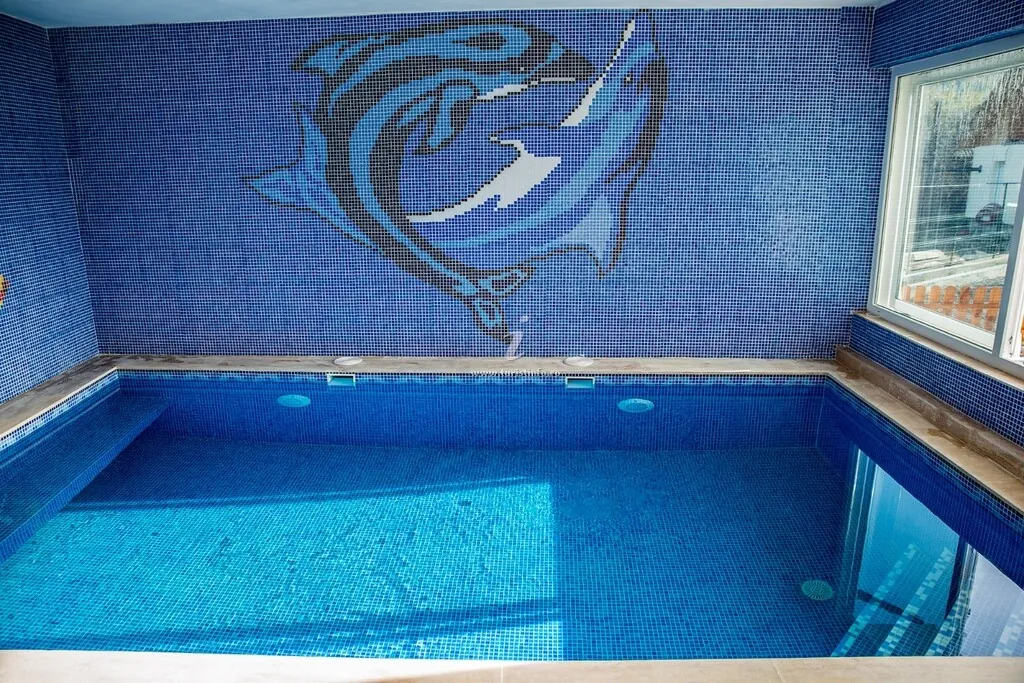 Piscină interioară cu mozaic albastru