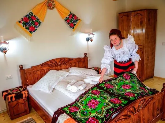 Chambre avec lit en bois et textiles traditionnels