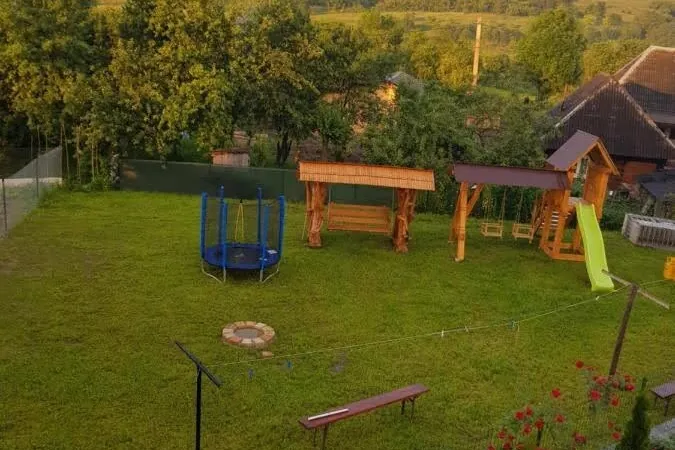 Grădina și locul de joacă din curtea pensiunii